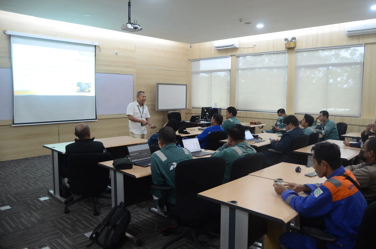 Instruktur K3 memandu pemaparan modul dan regulasi di hadapan peserta (Dokumentasi 12) - Pelatihan K3 Pekerjaan Penggalian Tanah Dalam Trenching Excavation Shoring
