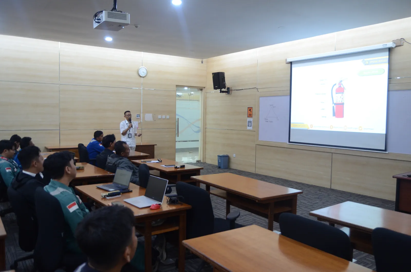 Instruktur K3 memandu pemaparan modul dan regulasi di hadapan peserta (Dokumentasi 17) - Pelatihan K3 Penyalur Petir Sistem Pembumian Grounding Testing