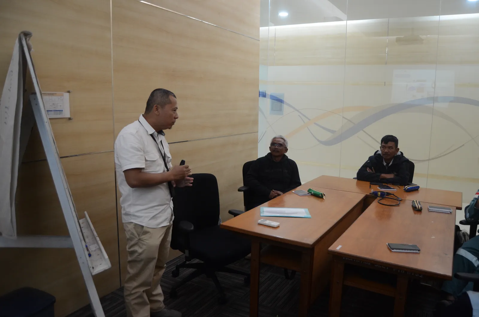 Instruktur K3 memandu pemaparan modul dan regulasi di hadapan peserta (Dokumentasi 19) - Pelatihan K3 Operasional Gardu Induk Substation Listrik Tegangan Tinggi