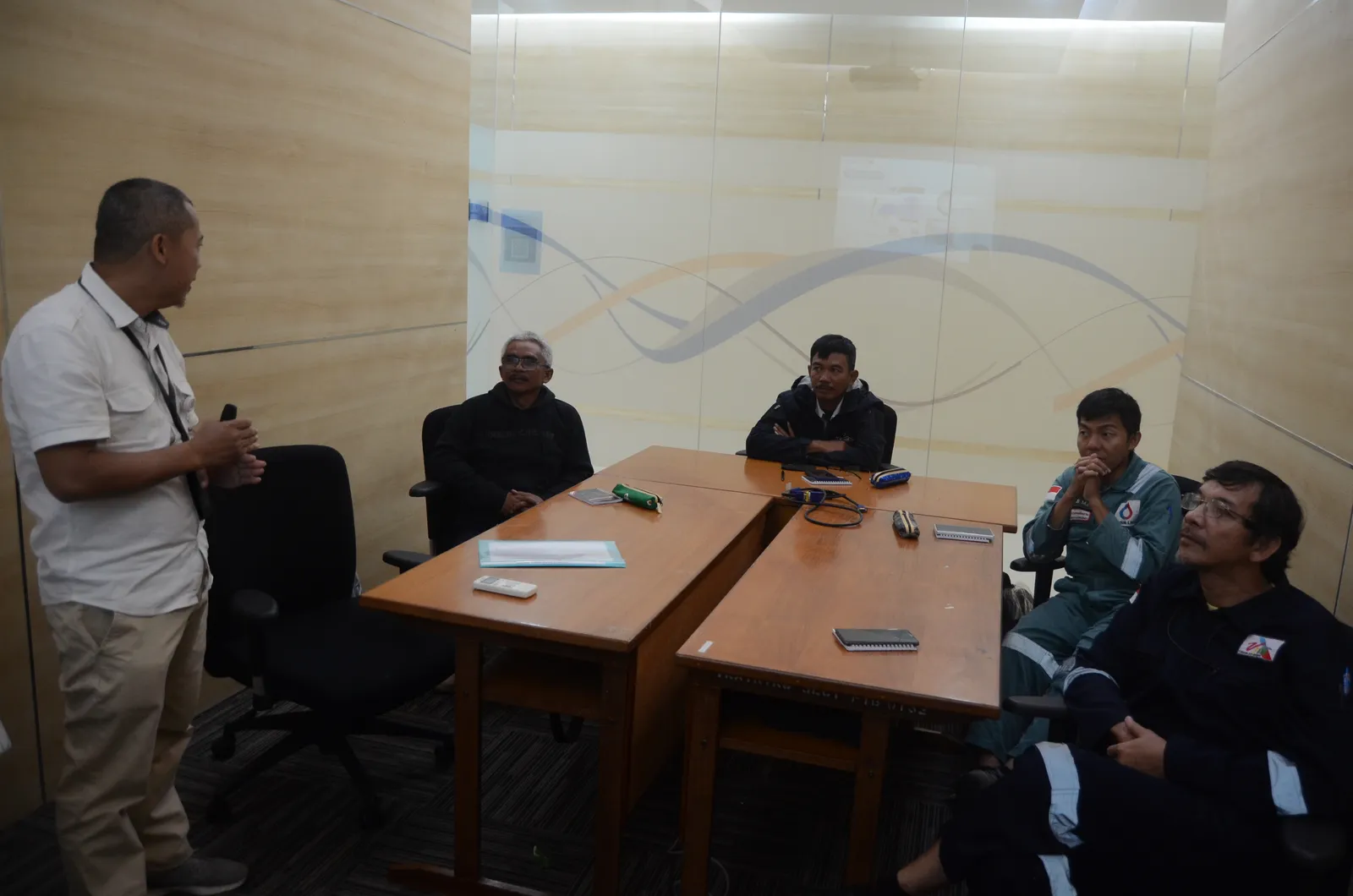 Instruktur K3 memandu pemaparan modul dan regulasi di hadapan peserta (Dokumentasi 20) - Pelatihan K3 Pemeliharaan Panel Listrik Tutup Loto Dan Arc Flash
