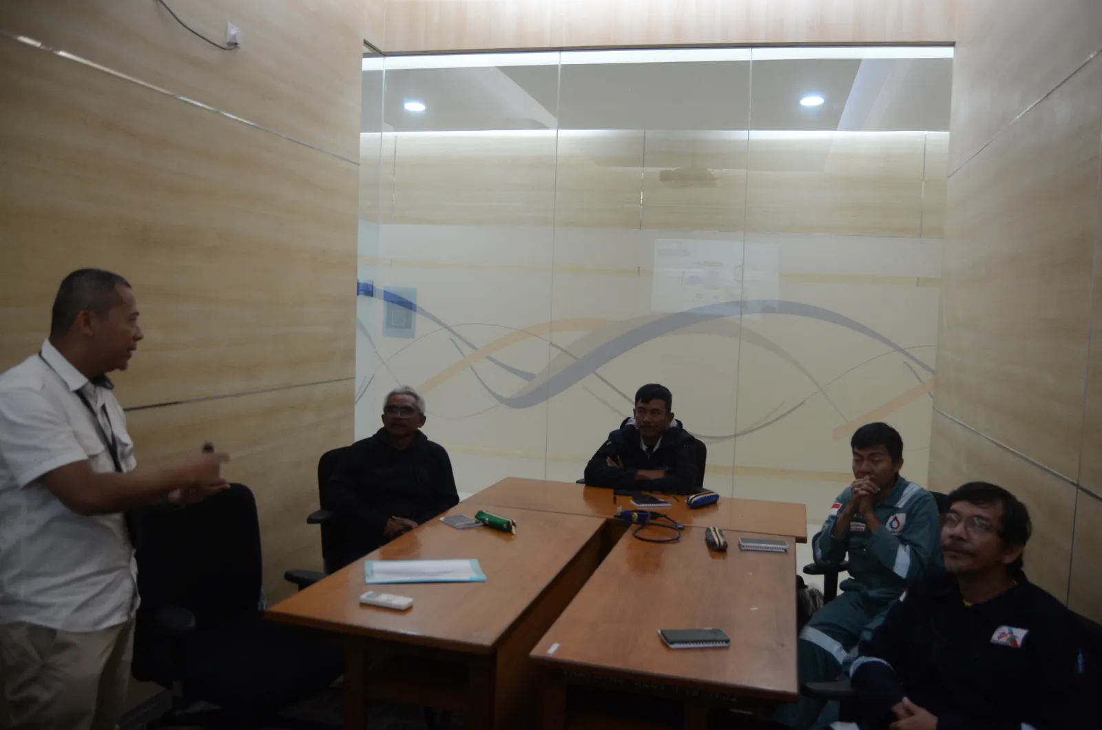 Instruktur K3 memandu pemaparan modul dan regulasi di hadapan peserta (Dokumentasi 21) - Pelatihan K3 Pekerjaan Terowongan Dan Bawah Tanah Tunneling Underground