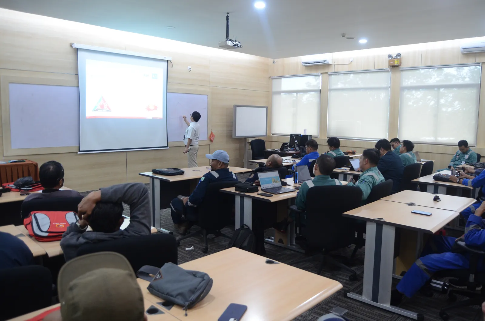 Instruktur K3 memandu pemaparan modul dan regulasi di hadapan peserta (Dokumentasi 22) - Pelatihan K3 Penggunaan Alat Ukur Listrik Multimeter Insulation Tester