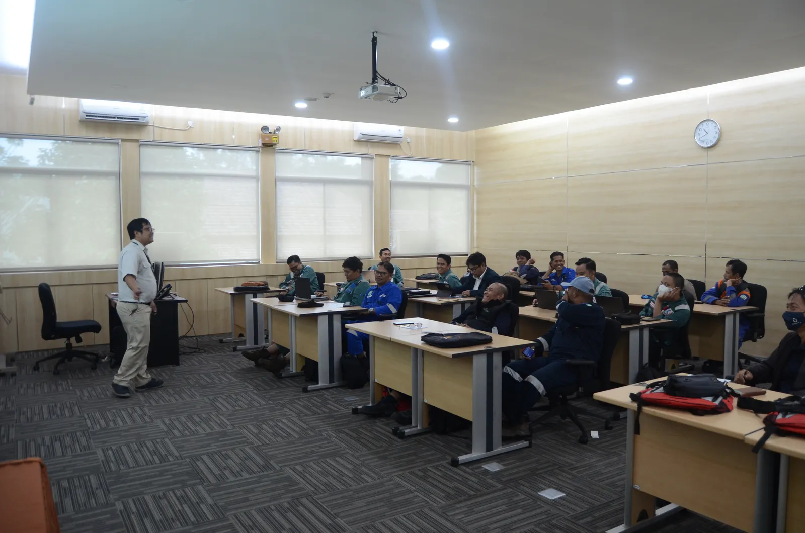Instruktur K3 memandu pemaparan modul dan regulasi di hadapan peserta (Dokumentasi 25) - Pelatihan K3 Keselamatan Lalu Lintas Proyek Traffic Management Construction