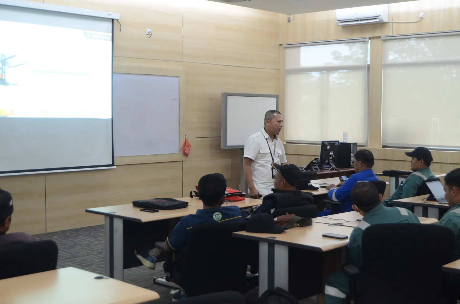Sesi pembinaan kepemimpinan tim audit Lead Auditor SMK3 50 JP