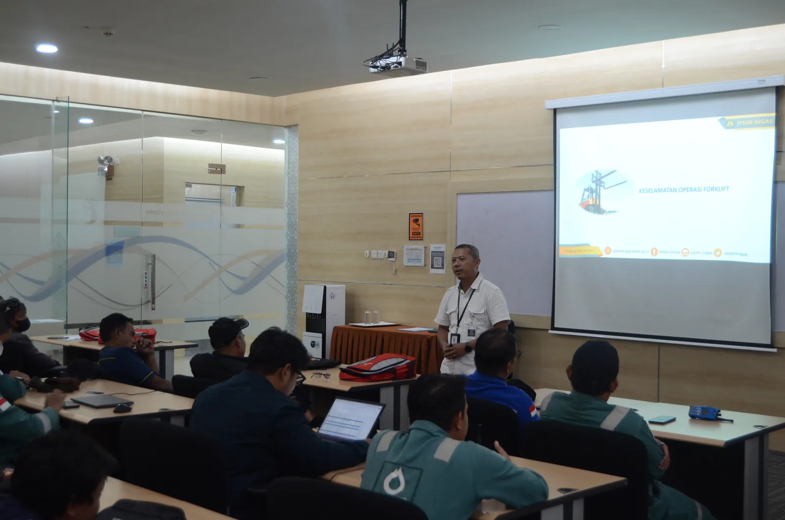 Instruktur K3 memandu pemaparan modul dan regulasi di hadapan peserta (Dokumentasi 31) - Pelatihan K3 Pemasangan Kabel Bawah Tanah Dan Kabel Udara Tegangan Menengah