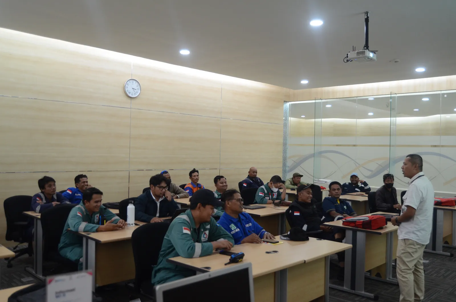 Instruktur K3 memandu pemaparan modul dan regulasi di hadapan peserta (Dokumentasi 32) - Pelatihan K3 Konstruksi Bangunan Air Bendungan Dan Irigasi Sipil