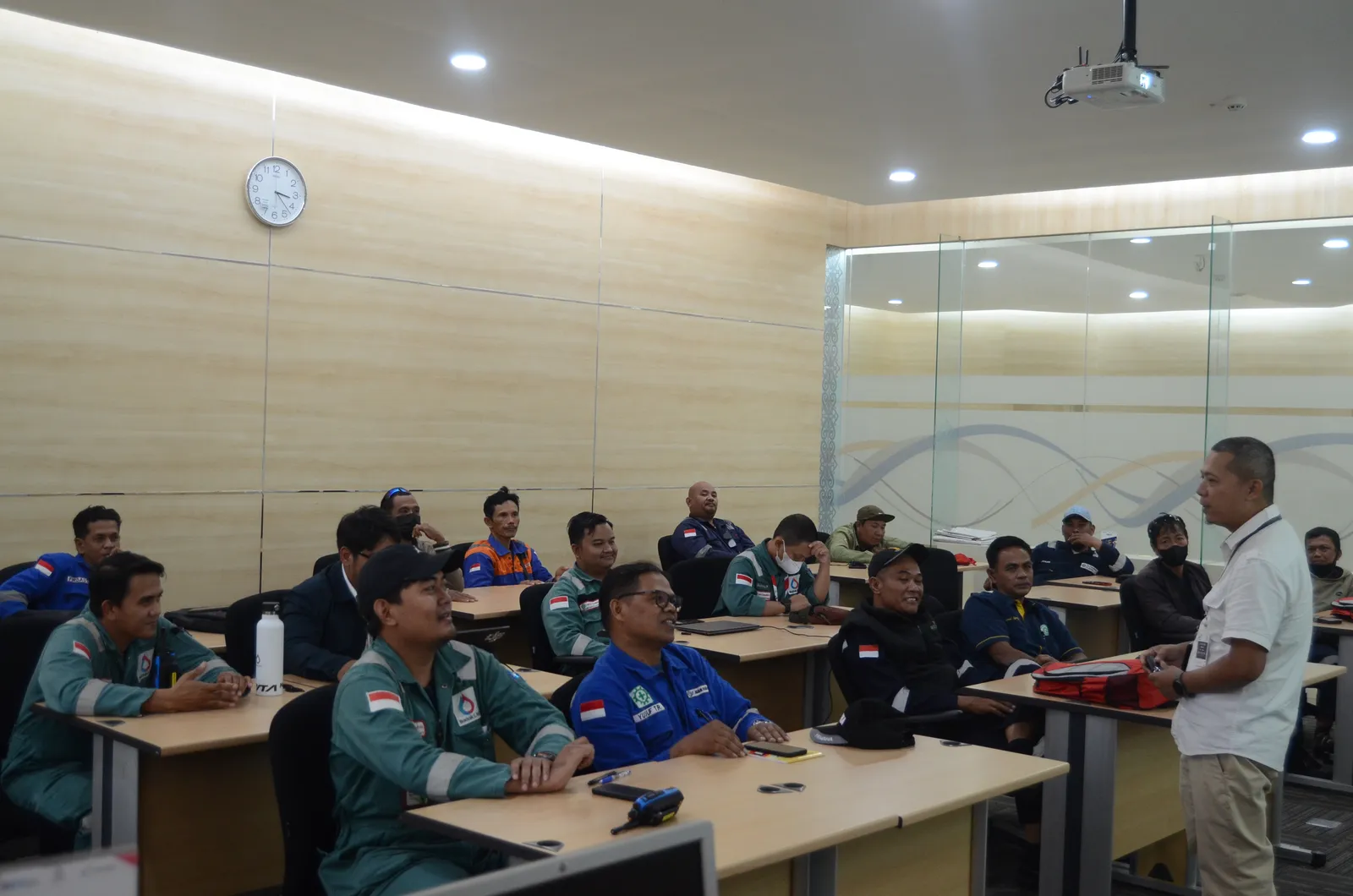 Instruktur K3 memandu pemaparan modul dan regulasi di hadapan peserta (Dokumentasi 34) - Pelatihan K3 Konstruksi Jalan Tol Dan Jembatan Layang Elevated