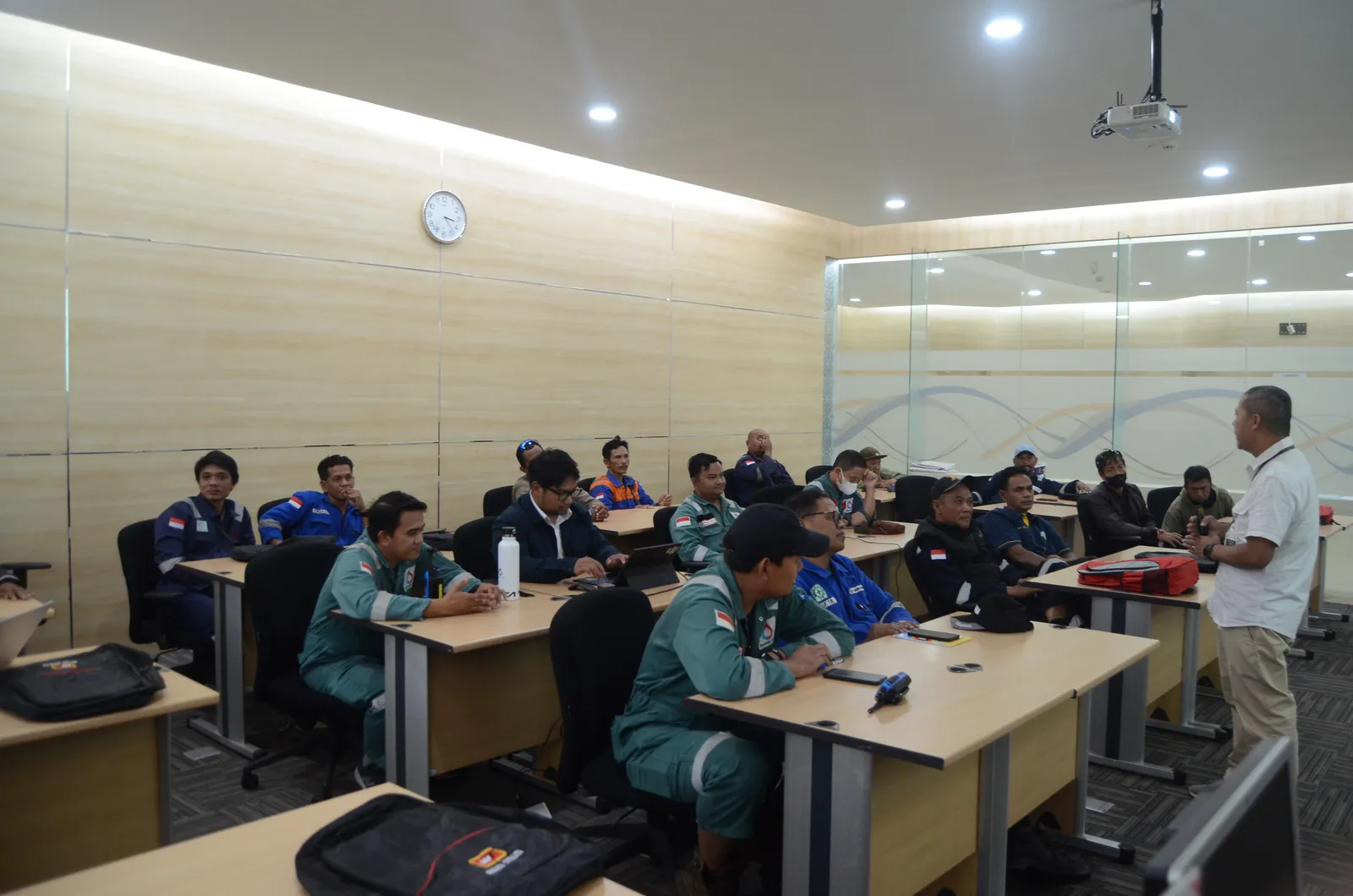 Instruktur K3 memandu pemaparan modul dan regulasi di hadapan peserta (Dokumentasi 35) - Pelatihan K3 Instalasi Listrik Bangunan Gedung Bertingkat Tinggi