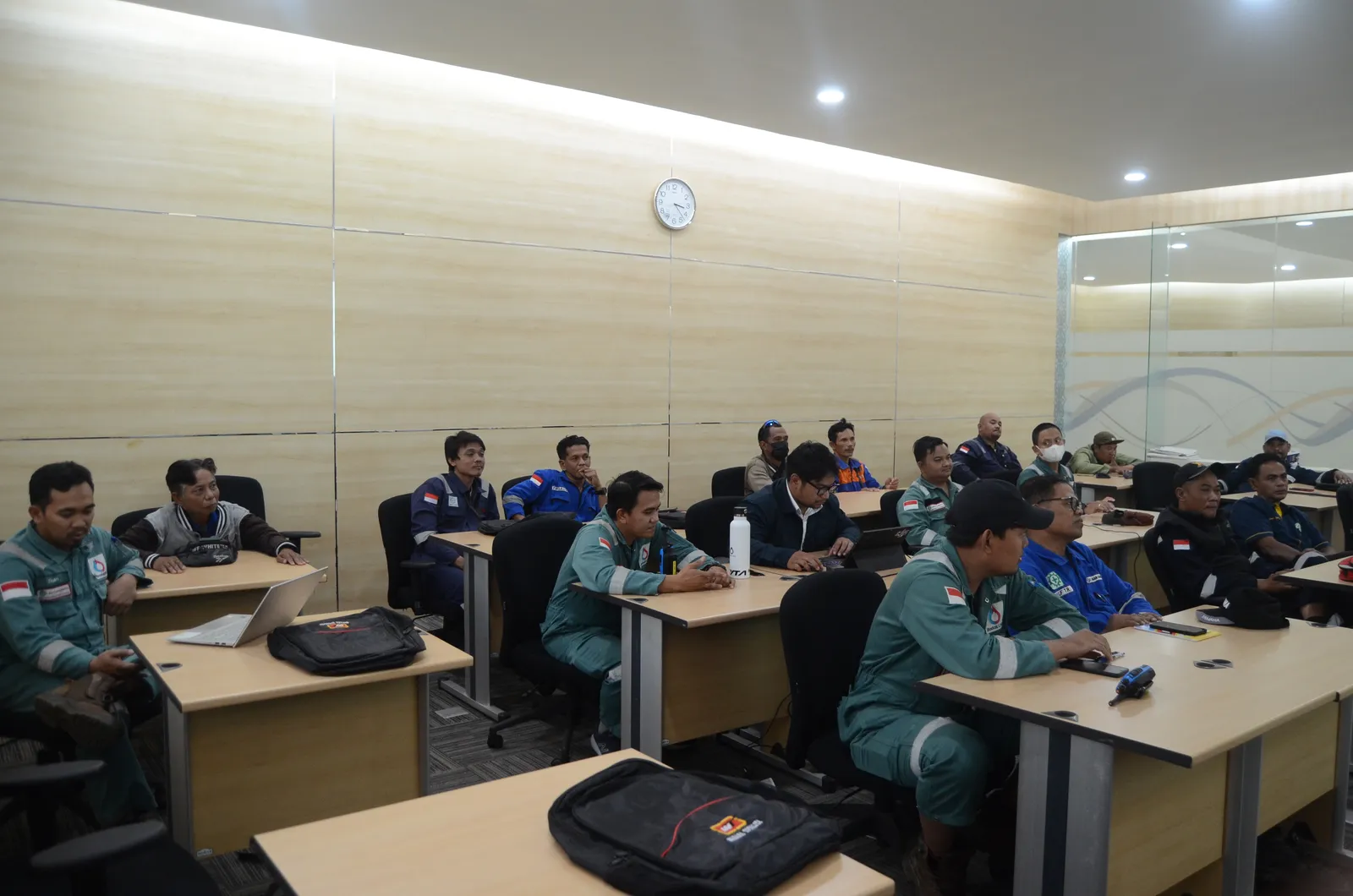 Instruktur K3 memandu pemaparan modul dan regulasi di hadapan peserta (Dokumentasi 36) - Pelatihan K3 Konstruksi Pelabuhan Dermaga Dan Bangunan Lepas Pantai