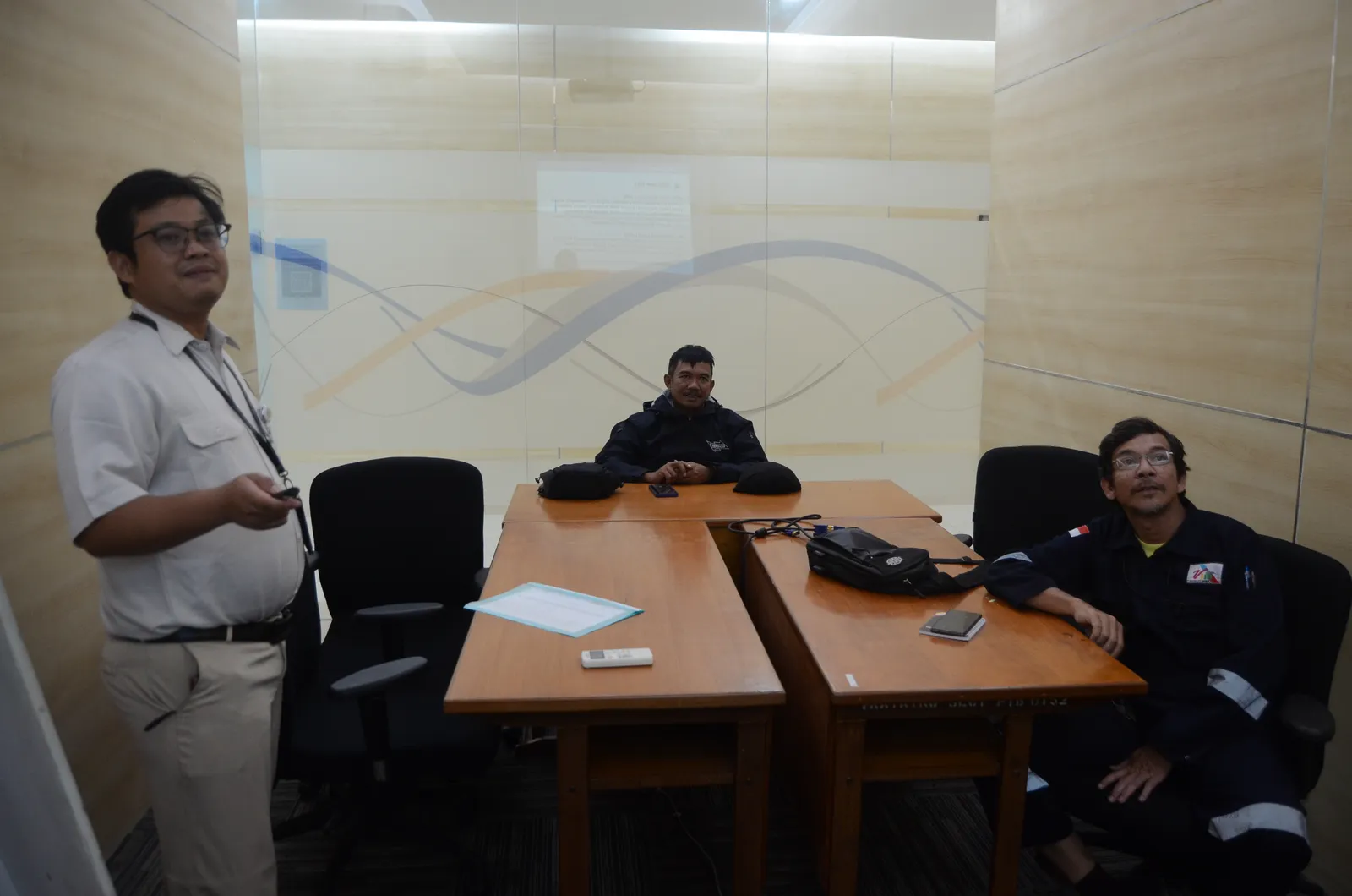 Instruktur K3 memandu pemaparan modul dan regulasi di hadapan peserta (Dokumentasi 38) - Pelatihan K3 Keselamatan Alat Berat Excavator Loader Roller Proyek