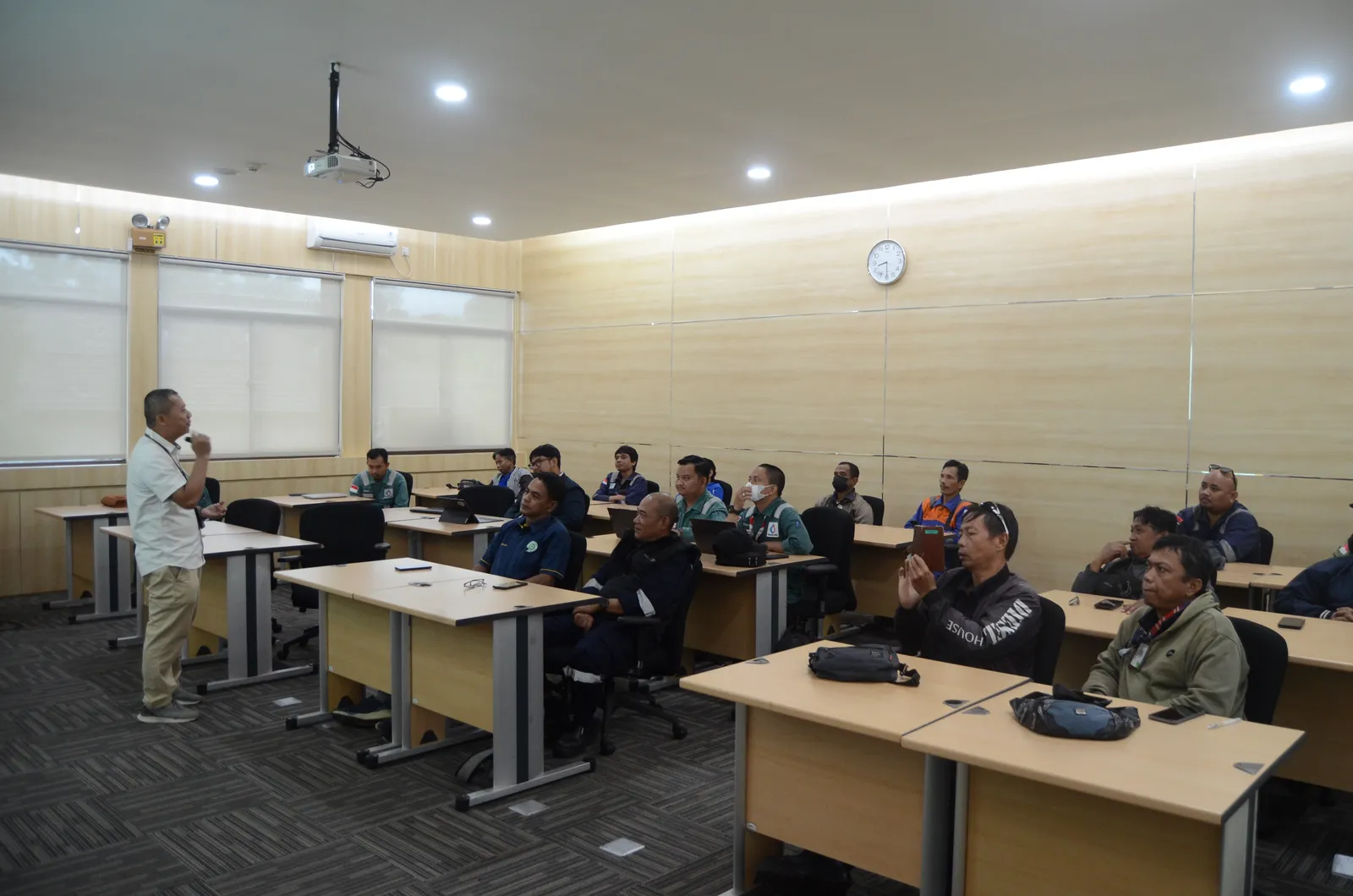 Instruktur K3 memandu pemaparan modul dan regulasi di hadapan peserta (Dokumentasi 4) - Pelatihan K3 Pengawasan Pekerjaan Atap Roofing Dan Cladding Bangunan