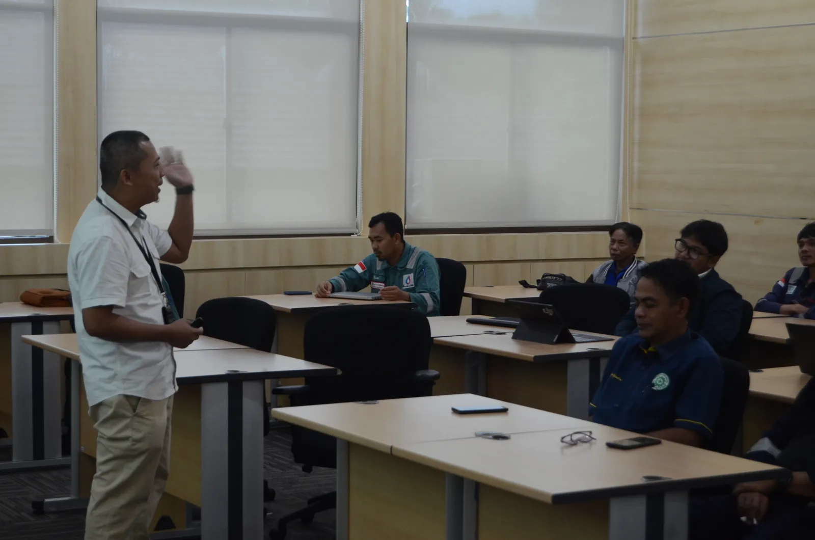 Instruktur K3 memandu pemaparan modul dan regulasi di hadapan peserta (Dokumentasi 5) - Pelatihan K3 Keselamatan Pekerjaan Pancang Pile Driving Foundation