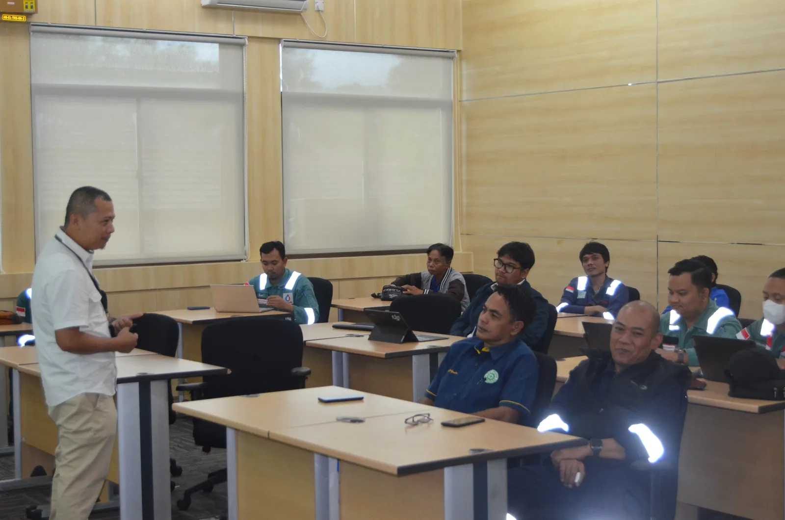 Instruktur K3 memandu pemaparan modul dan regulasi di hadapan peserta (Dokumentasi 6) - Pelatihan K3 Investigasi Kecelakaan Listrik Sengatan Dan Kebakaran Listrik