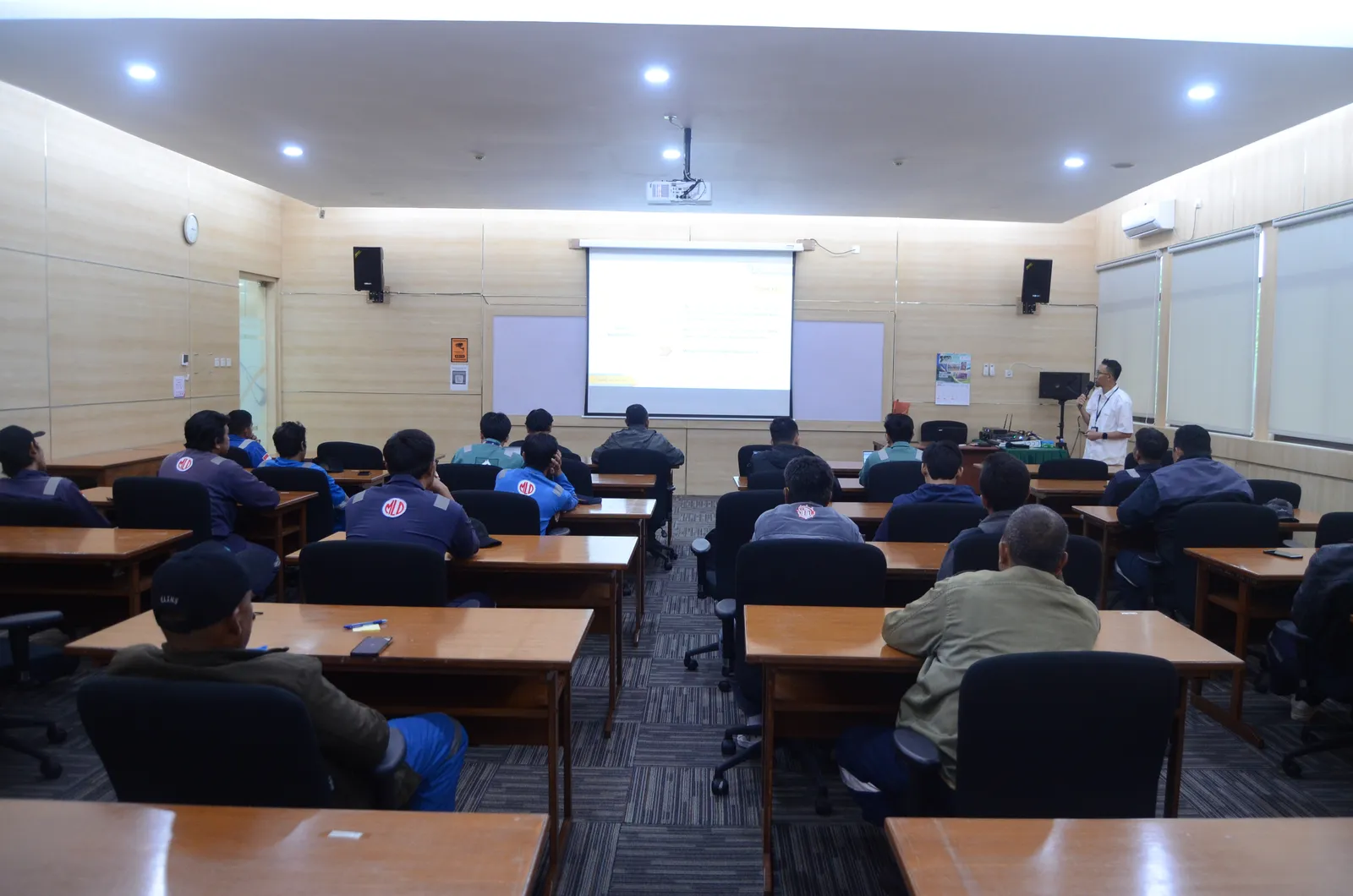 Instruktur K3 memandu pemaparan modul dan regulasi di hadapan peserta (Dokumentasi 8) - Pelatihan K3 Pemasangan Sistem Proteksi Arus Bocor Elcb Rccd