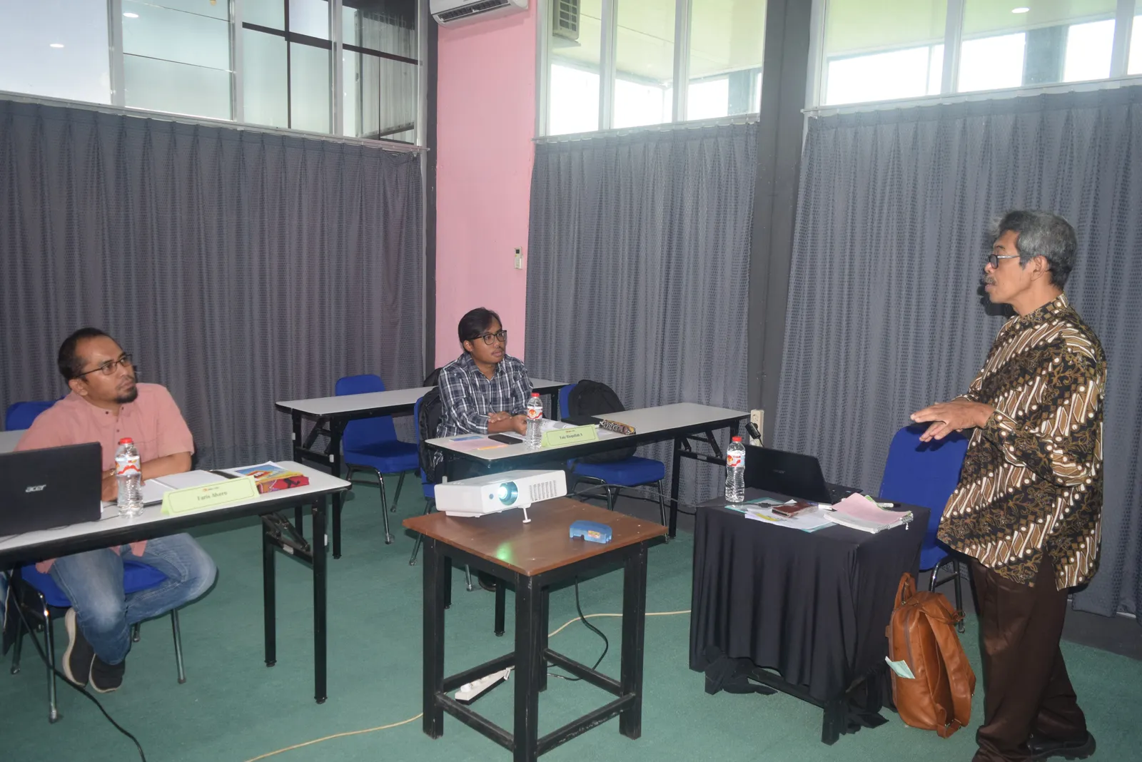 Instruktur menjelaskan materi teknis dan studi kasus keselamatan kerja (Dokumentasi 2) - Pelatihan K3 Penanggulangan Keadaan Darurat Bencana Di Lokasi Proyek