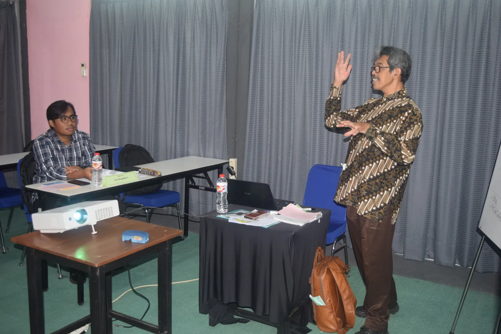 Instruktur menjelaskan materi teknis dan studi kasus keselamatan kerja (Dokumentasi 3) - Pelatihan K3 Keselamatan Pengoperasian Stasiun Pengisian Kendaraan Listrik Spklu