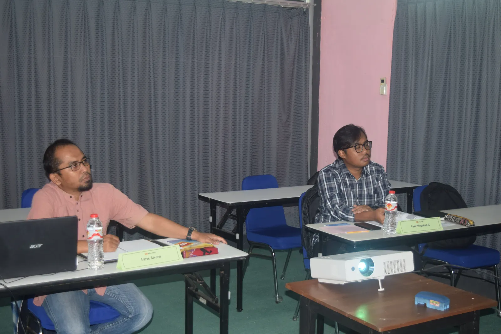 Instruktur menjelaskan materi teknis dan studi kasus keselamatan kerja (Dokumentasi 5) - Pelatihan K3 Manajemen Keselamatan Sistem Transmisi Tenaga Listrik
