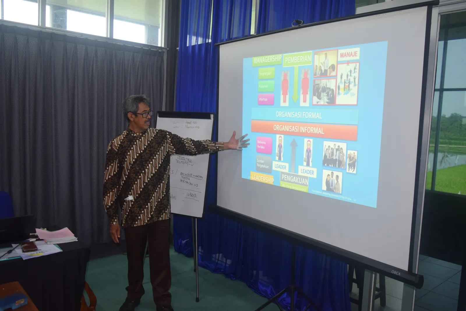 Instruktur menjelaskan materi teknis dan studi kasus keselamatan kerja (Dokumentasi 7) - Pelatihan Operator Excavator Alat Berat Konstruksi Kemnaker