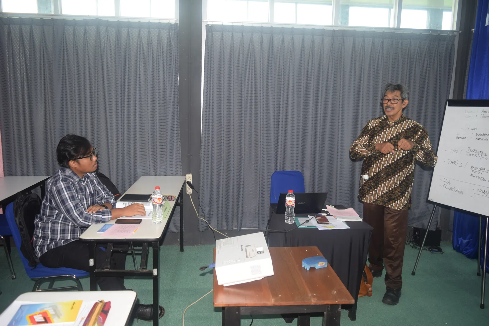 Instruktur menjelaskan materi teknis dan studi kasus keselamatan kerja (Dokumentasi 9) - Pelatihan Operator Wheel Loader Bulldozer Sertifikasi Kemnaker