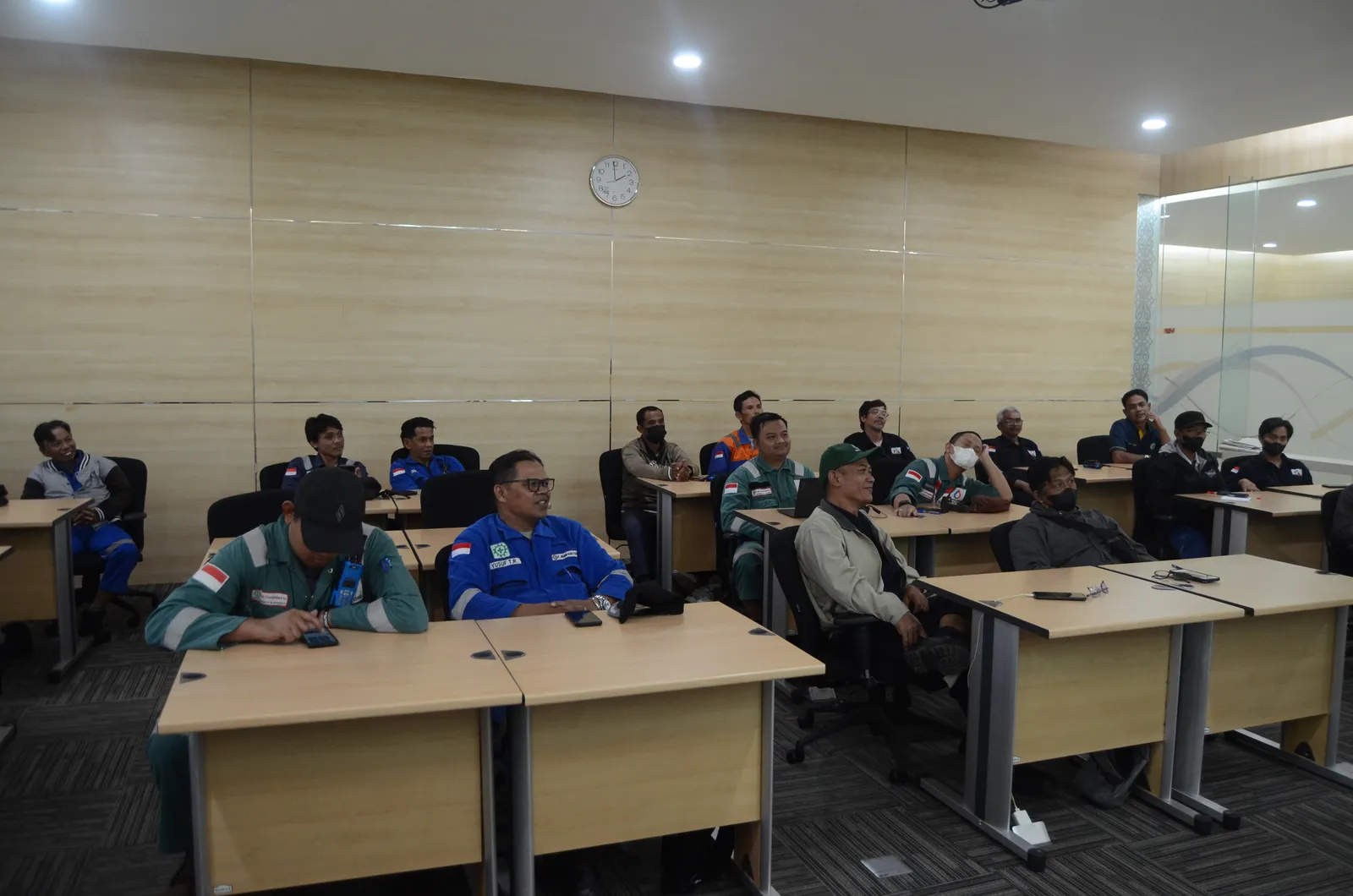 Instruktur K3 menyampaikan materi pembinaan dan standar keselamatan (Dokumentasi 14) - Pelatihan Operator Pneumatic Tire Roller Vibro Compactor Kemnaker