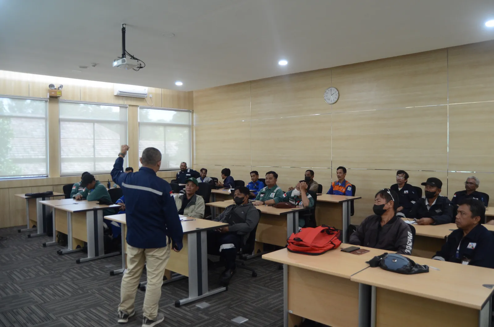 Instruktur K3 menyampaikan materi pembinaan dan standar keselamatan (Dokumentasi 16) - Pelatihan Operator Dump Truck Hauling Mining Truck Kemnaker
