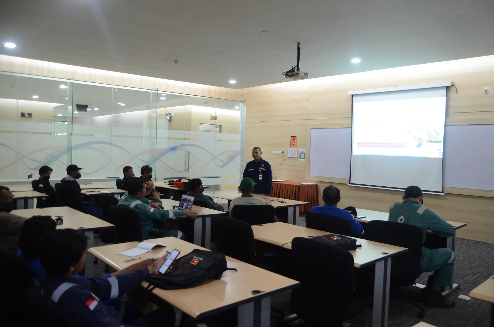 Instruktur K3 menyampaikan materi pembinaan dan standar keselamatan (Dokumentasi 9) - Pelatihan K3 Penanganan Material Secara Manual Manual Material Handling
