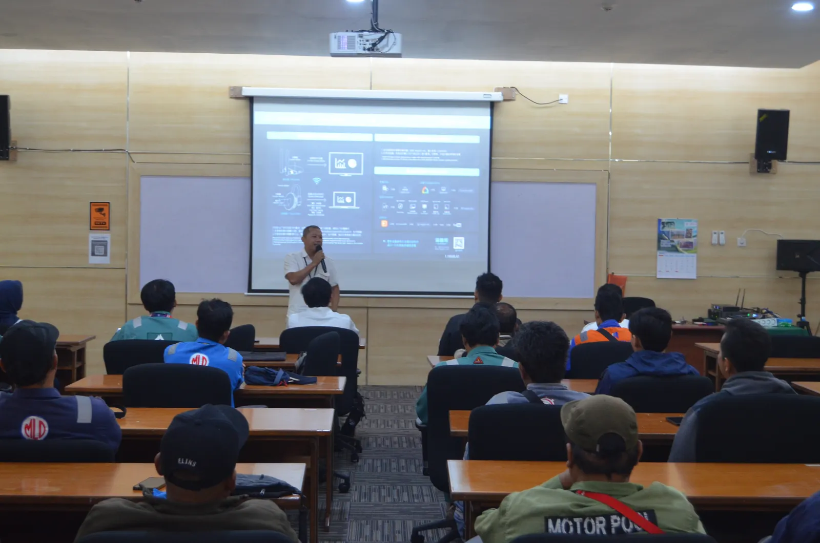 Penyampaian presentasi standar operasional dan manajemen K3 oleh instruktur (Dokumentasi 3) - Pelatihan Perancangan Sistem Angkur Lifeline Horizontal Vertical Ketinggian