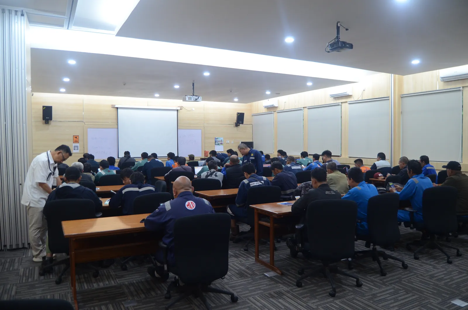 Peserta mengerjakan evaluasi ujian tertulis pembinaan regulasi keselamatan kerja (Dokumentasi 4) - Pelatihan Resusitasi Jantung Paru Rjp Cpr Penggunaan Aed Di Tempat Kerja