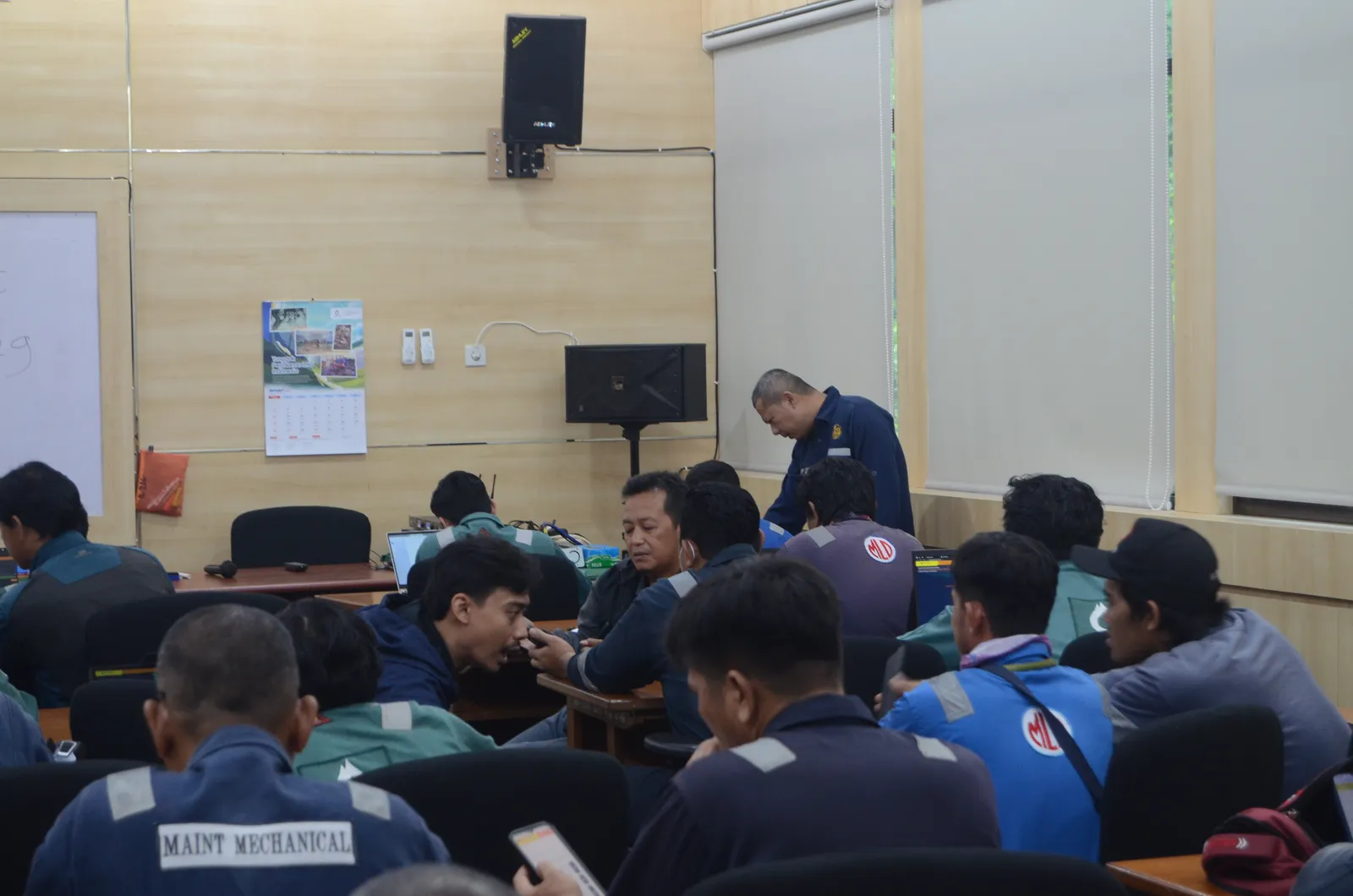 Peserta mengerjakan evaluasi ujian tertulis pembinaan regulasi keselamatan kerja (Dokumentasi 9) - Pelatihan Inspeksi Pengujian Katup Pengaman Tekanan Safety Valve Testing