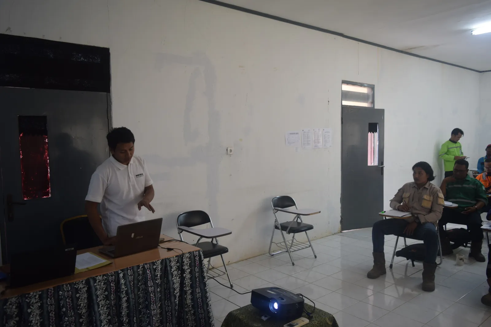 Peserta menyimak pemaparan materi K3 terstruktur di ruang pelatihan (Dokumentasi 2) - Pelatihan Pemeriksaan Audiometri Dan Spirometri Surveilans Kesehatan