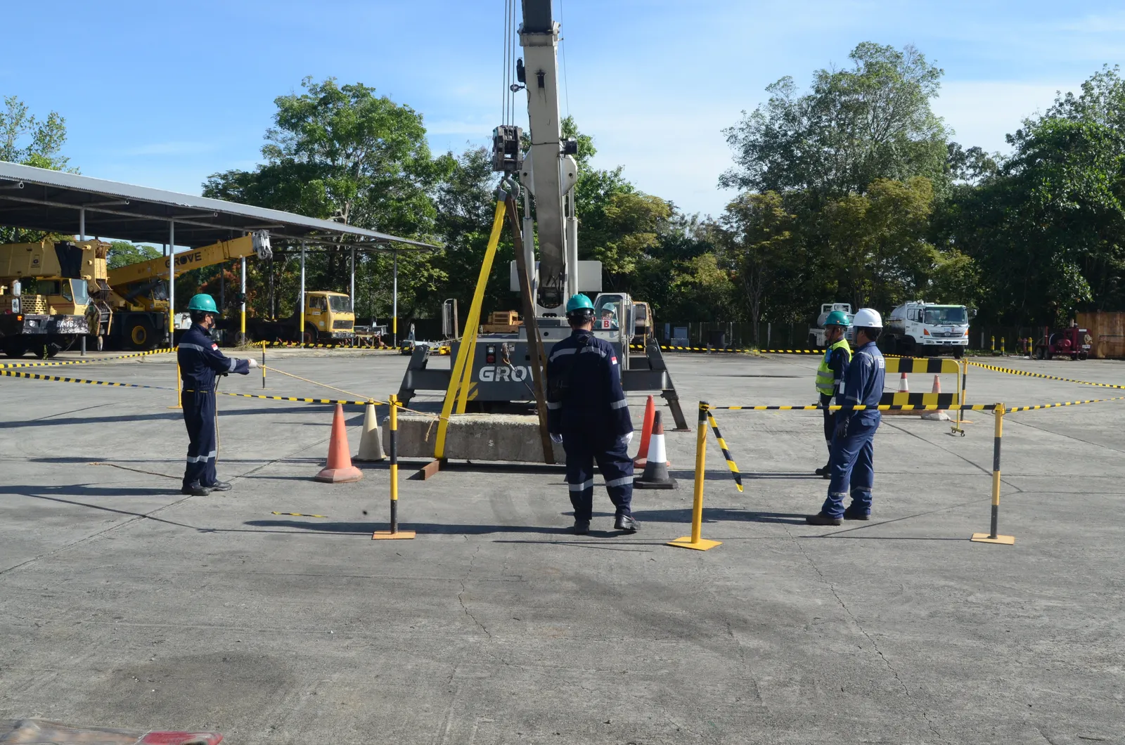 Simulasi dan praktik pengangkatan beban aman menggunakan crane di lapangan (Dokumentasi 3) - Skema Sertifikasi Kompetensi BNSP: Pemeriksaan & Uji Beban Pesawat Angkat