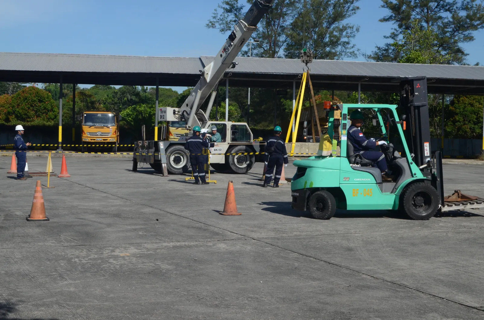 Praktik pengoperasian forklift dan manuver aman di area kerja pergudangan (Dokumentasi 3) - Pelatihan Operator Forklift Kelas I Kelas Ii Sertifikasi Kemnaker