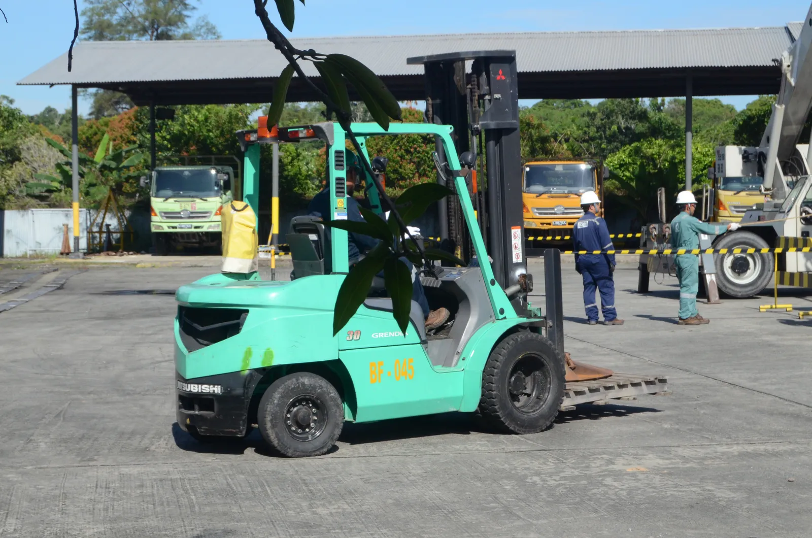 Praktik pengoperasian forklift dan manuver aman di area kerja pergudangan (Dokumentasi 4) - Pelatihan Operator Side Loader Forklift Heavy Duty Kemnaker