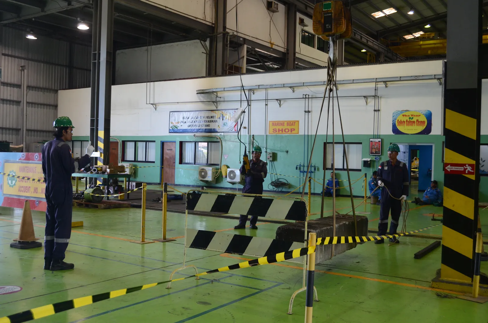 Praktik langsung teknik rigging, inspeksi sling, dan sinyal komunikasi pengangkatan (Dokumentasi 11) - Pelatihan Operator Conveyor Belt Material Handling Pabrik Kemnaker