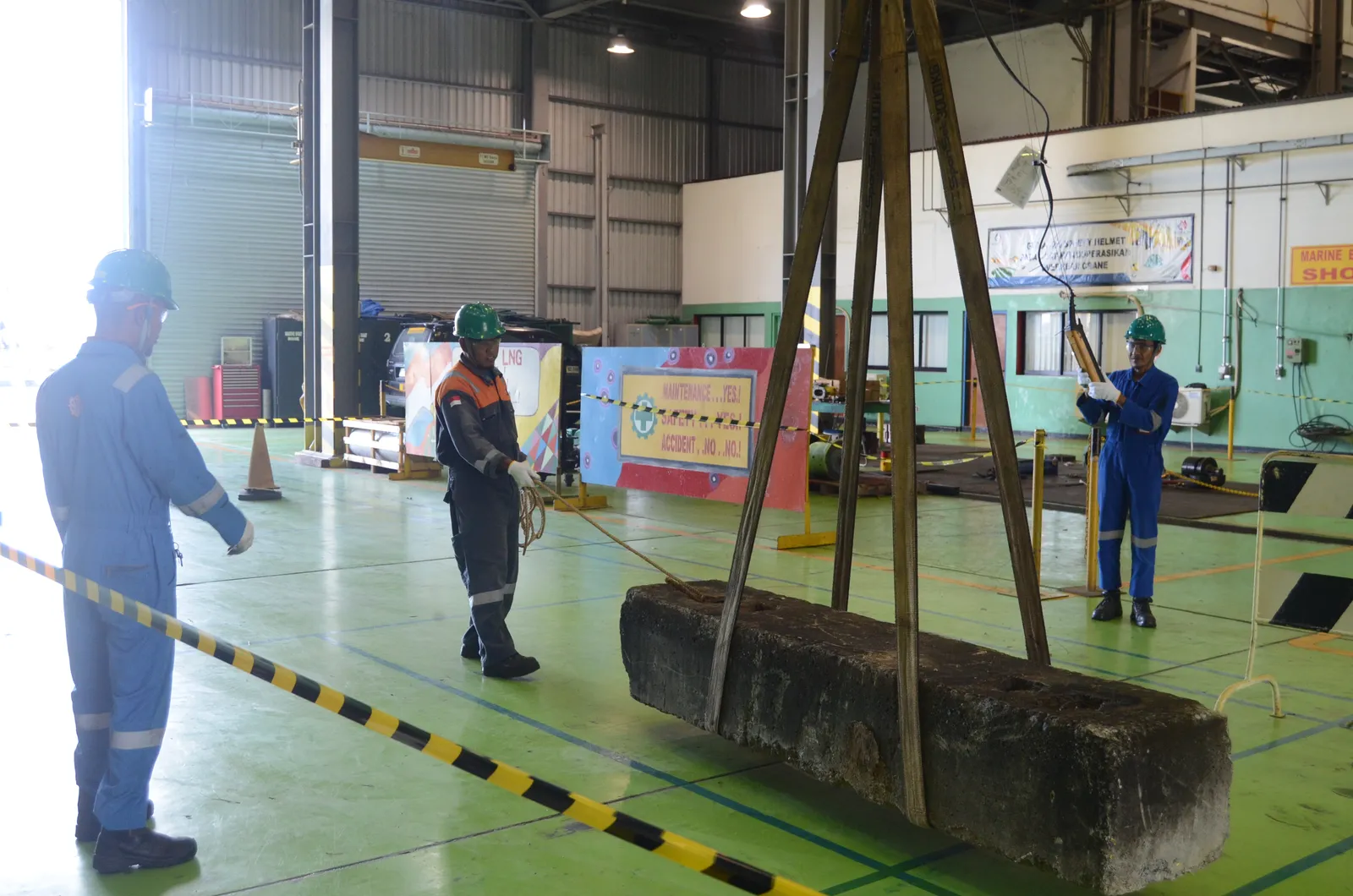 Praktik langsung teknik rigging, inspeksi sling, dan sinyal komunikasi pengangkatan (Dokumentasi 5) - Pelatihan K3 Kebakaran Pabrik Kertas, Kayu & Sawmill Industri