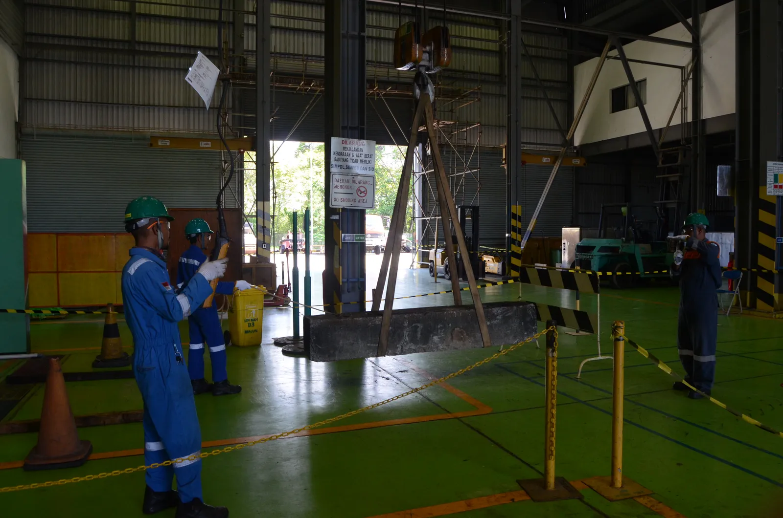 Praktik langsung teknik rigging, inspeksi sling, dan sinyal komunikasi pengangkatan (Dokumentasi 8) - Pelatihan K3 Pemeliharaan Tali Kawat Baja Wire Rope Inspeksi Afkir
