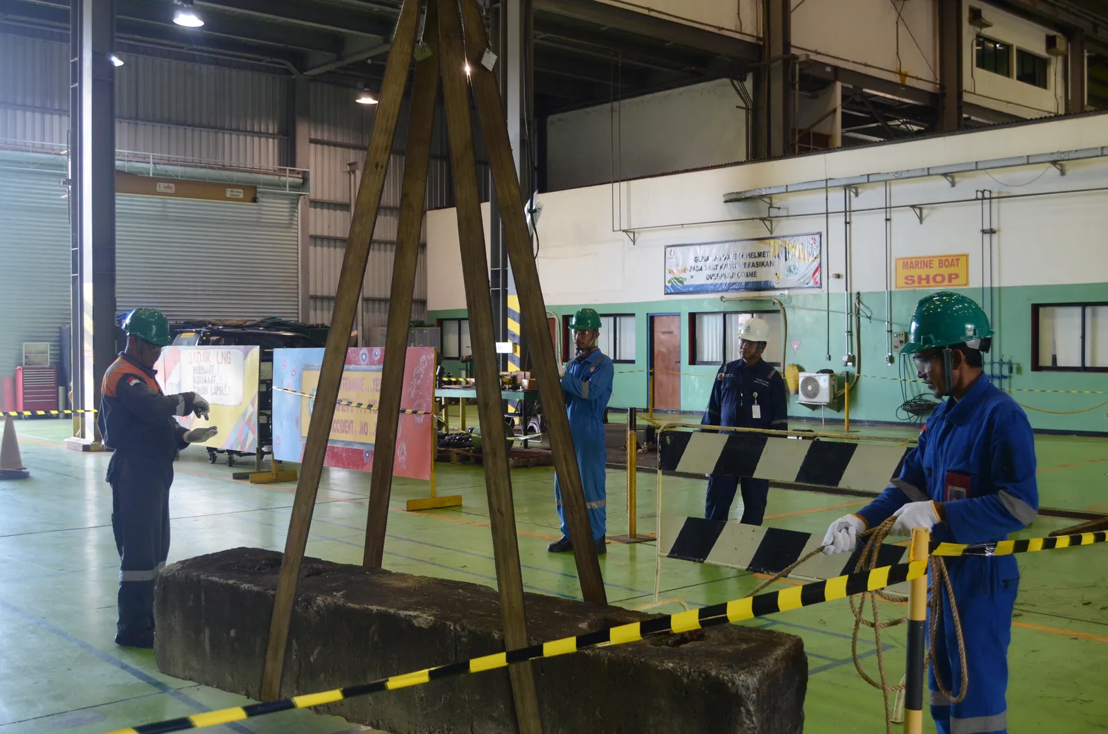 Praktik langsung teknik rigging, inspeksi sling, dan sinyal komunikasi pengangkatan (Dokumentasi 9) - Pelatihan Audit Kepatuhan Regulasi Ketinggian Permenaker 09 2016